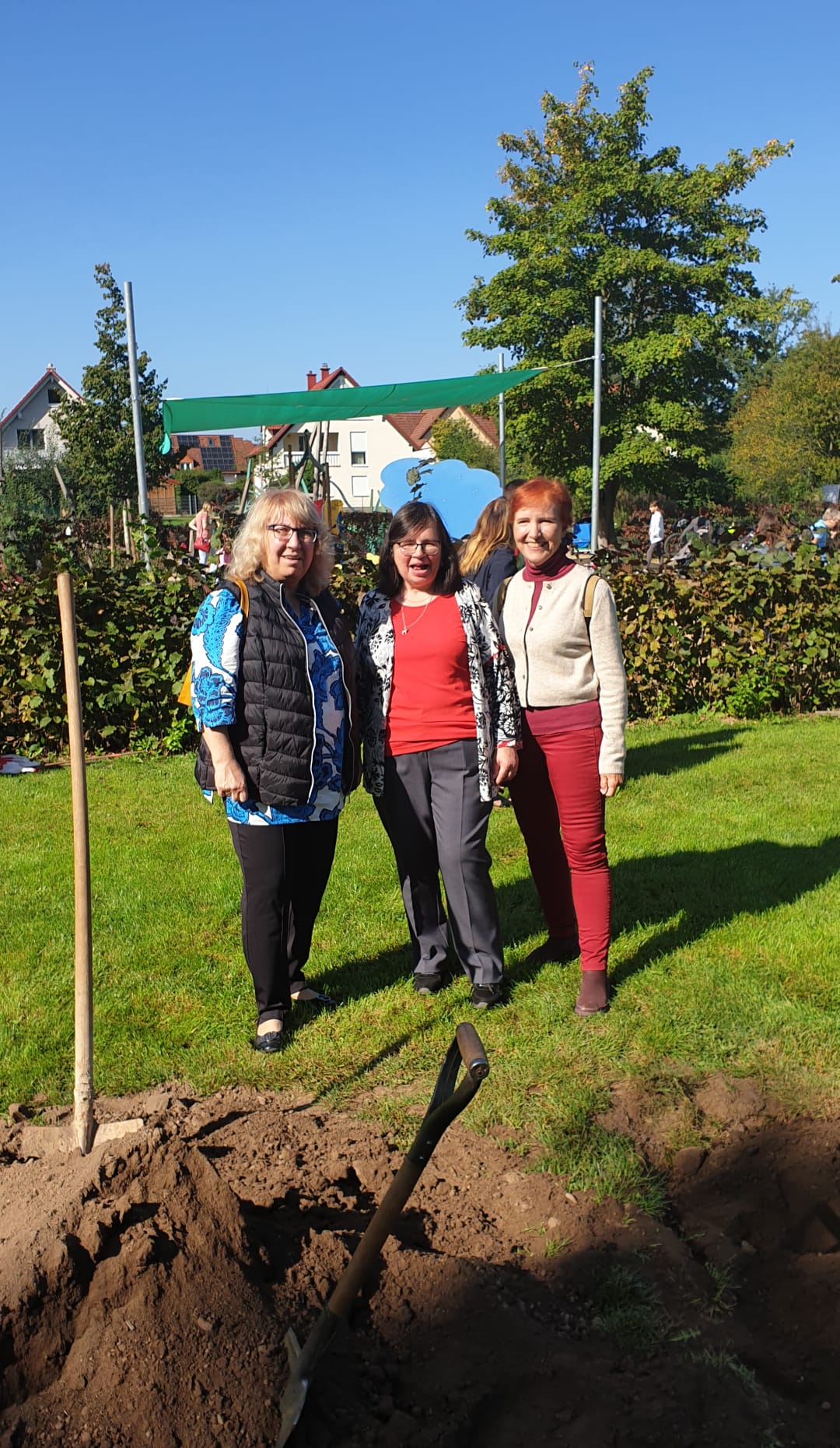 Jeanette Kaltenhauser, Inge Erbacher, Stefka Huelsz-Träger bei der Baumpflanzaktion