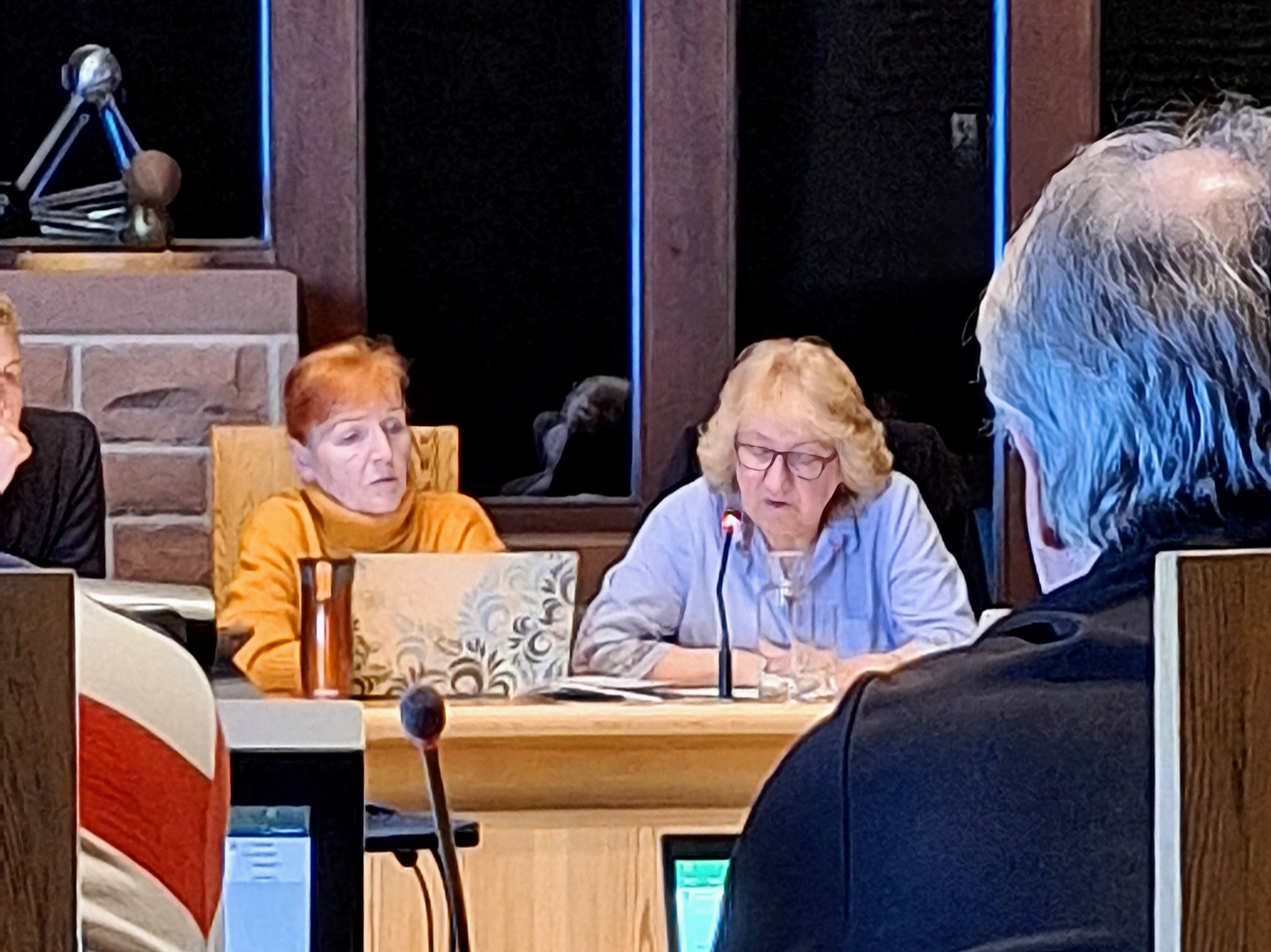 Jeanette Kaltenhauser und Stefka Huelsz-Träger während der Haushaltsrede