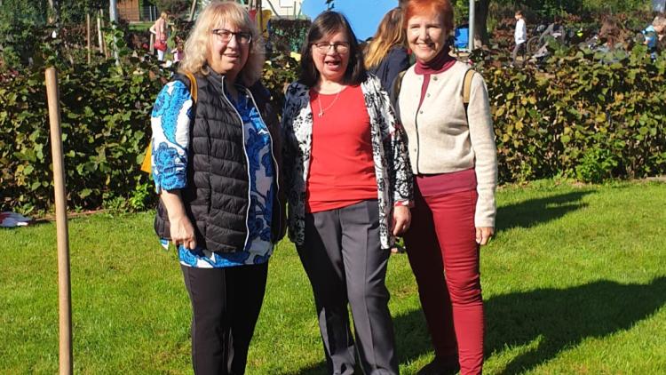 Jeanette Kaltenhauser, Inge Erbacher, Stefka Huelsz-Träger bei der Baumpflanzaktion