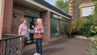 Stefka Huelsz-Träger und Jeanette Kaltenhauser in Kälberau